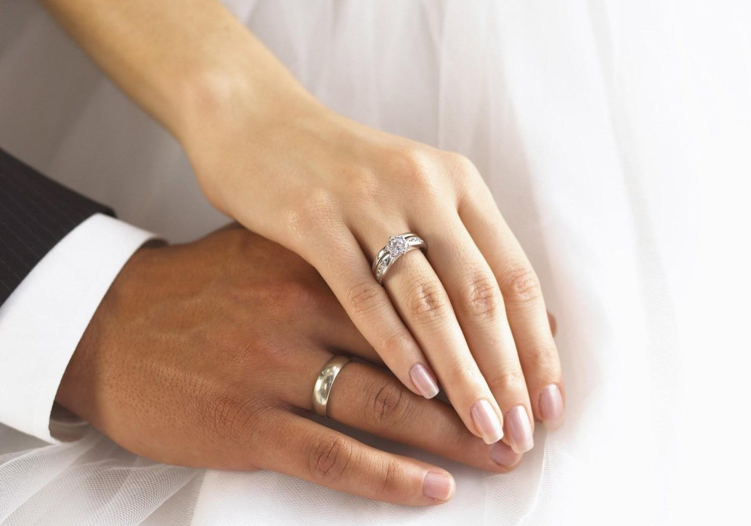 Кольцо на пальце на помолвку