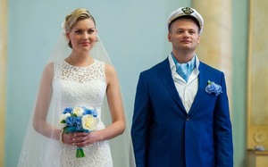 Свадьба в морском стиле должна сочетать в себе морские оттенки как в одежде молодоженов, так и в оформлении тем