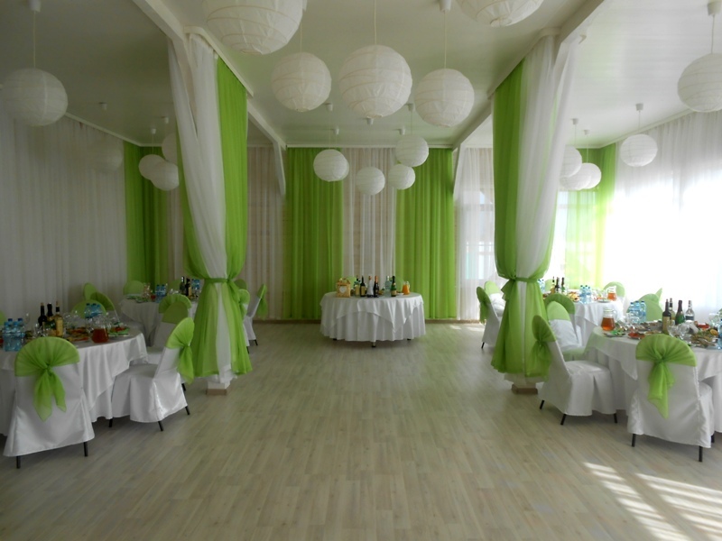 Оформление зала в салатовом цвете