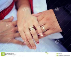 На каком пальце носят обручальное кольцо 